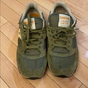 Low top casual sneakers